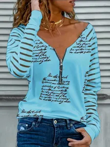 Detailaufnahme des Damen-Langarmtops mit Halbzipper, Schreibschrift-Print und Streifen.