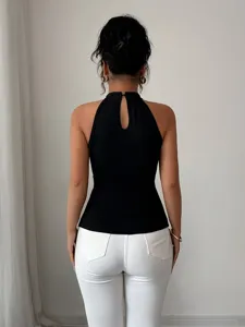 Top halter sin mangas ajustado para mujer con detalle de espalda abierta elegante.