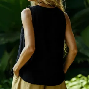 Vista dettagliata del top estivo nero senza maniche su modella, mostrando vestibilità e tessuto.