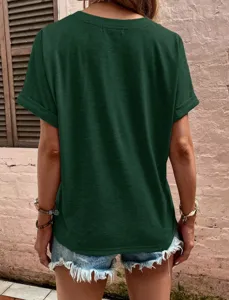 Achteraanzicht detail van donkergroen shirt met korte mouwen en comfortabele pasvorm.