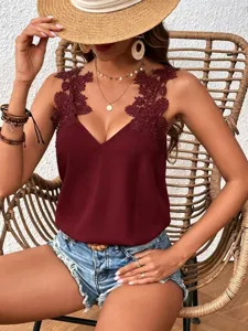 Detailansicht des ärmellosen Damen Tops mit elegantem Spitzenbesatz und V-Ausschnitt.