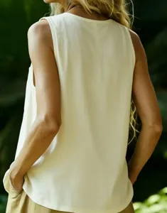 Dettaglio posteriore del top casual monocolore senza maniche, dal taglio elegante.