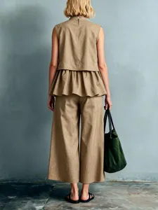 Ensemble élégant pour femme haut sans manches à volants et pantalon large d'été.