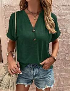 Gedetailleerd aanzicht van donkergroene V-hals top met knopen en casual denim shorts.