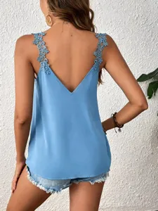 Nahaufnahme des blauen ärmellosen Tops mit filigranen Blumen-Spitzenträgern und V-Ausschnitt.