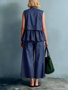 Femme haut sans manches à volants et pantalon large ensemble, tenue décontractée deux pièces.