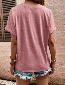 Gedetailleerd achteraanzicht van een effen T-shirt met korte mouwen en denim shorts in stijl.