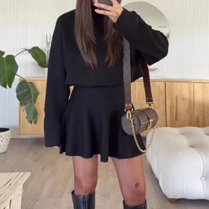 Ensemble élégant haut à manches longues et mini-jupe pour femme automne hiver.