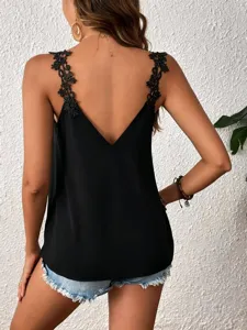 Rückansicht im Detail vom schwarzen ärmellosen Damen-Top mit filigranen Spitzen-Trägern.