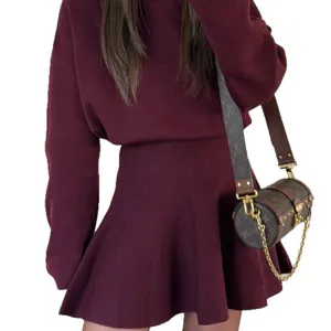 Ensemble pull tricoté à manches longues et jupe plissée bordeaux pour automne hiver.