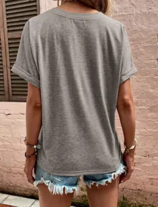 Casual grijs t-shirt korte mouwen achteraanzicht detail met omgeslagen boorden en pasvorm.