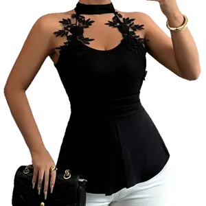 Top sin mangas negro con cuello halter, bordado de encaje y dobladillo con volante.