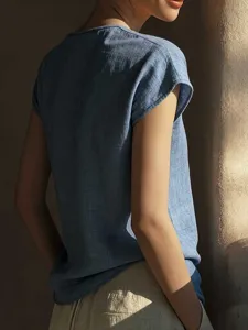 Detail view of the women's short-sleeve cotton-linen blend top, stylish and breathable back.