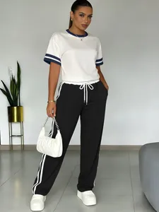 Completo sportswear casual da donna, t-shirt a maniche corte e pantaloni della tuta.