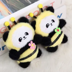 Dettaglio ciondolo peluche panda ape carino, morbido animaletto imbottito per borse e chiavi.