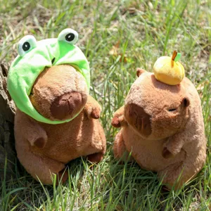 Niedliches Kapibara Plüschtier mit Froschmütze und Fruchthut, weiches Stofftier für Kinder.