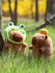 Detaillierte Ansicht des Kapybara Plüschtiers mit süßer Froschkapuze und weicher Plüschpuppe.