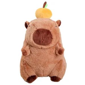 Niedliches Kapibara Plueschtier weiche Stoffpuppe mit Orange auf dem Kopf fuer Kinder