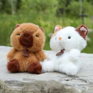 Dettaglio del ciondolo in peluche con simpatiche bambole di animali marroni e bianchi con targhette.
