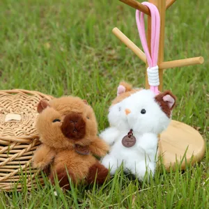 Grazioso ciondolo in peluche di capibara e gatto con cinturino rosa per borse e chiavi dettaglio