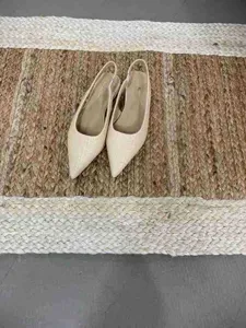 Vue détaillée de chaussures plates slingback pointues beiges à surface texturée délicate