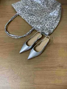 Chaussures plates slingback métalliques argentées à bout pointu avec sac assorti femme.