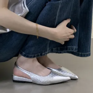 Chaussures plates pointues argentées pour femmes, design tissé élégant avec talons bas confortables.