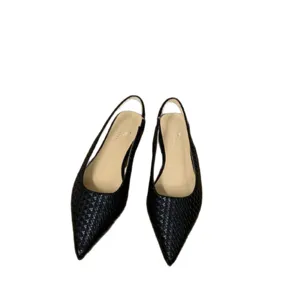 Chaussures plates slingback à bout pointu tissées noires pour femmes, élégantes et stylées.