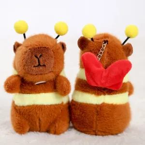 Peluche capybara style abeille detail montrant visage mignon et attache porte cles.