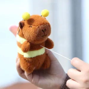 Détail de peluche mignon capybara abeille, charmant pendentif de sac à dos avec ficelle.