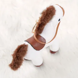 Süßes Plüsch Pferd Taschenanhänger Schlüsselanhänger mit Ledersattel, flauschiges Stofftier.