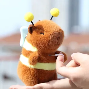 Joli porte-clés en peluche capybara abeille, accessoire adorable pour votre sac à dos.