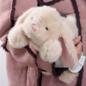 Morbido coniglio di peluche beige con lunghe orecchie, simpatico animale imbottito per bambini.