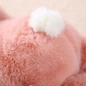 Primo piano dettagliato della morbida pelliccia rosa del coniglio peluche e coda bianca.