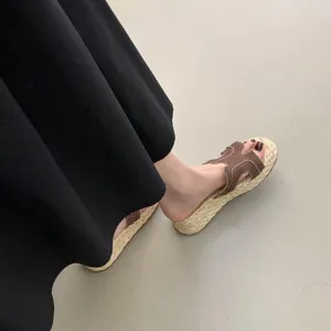 Nahaufnahme brauner Espadrilles Keilandaletten mit stilvollem Riemen und dicker Sohle.