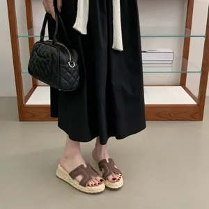 Damen Bast geflochtene Keilabsatz Pantoletten, Sommer offene Plateau Sandalen mit braunem H-Cutout.