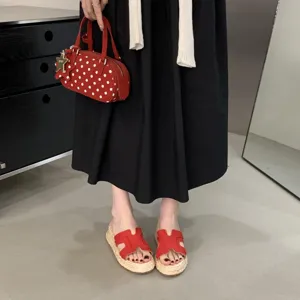Rote Damen Stroh Keilabsatz Plateau Pantoletten mit klassischem H-Riemen Design Sommer.