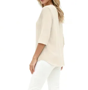 Vue détaillée d'un haut en mousseline beige uni pour femme, manches 3/4, look élégant.