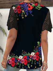 Vue détaillée t-shirt femme imprimé floral manches courtes avec patchwork de dentelle.