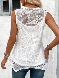 Details des weißen, ärmellosen Spitzen-Patchwork-Tops im Fake-Zweiteiler-Look für den Sommer.