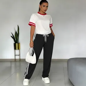 Tuta sportiva casual da donna con t shirt a maniche corte bicolore e pantaloni lunghi.