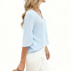 Vue latérale détaillée de la élégante blouse en mousseline unie à col en V décontracté.