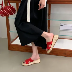 Detailaufnahme der roten Bast Keilsandaletten, modische Sommerschuhe mit bequemem Plateau.