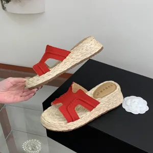 Nahaufnahme roter gewebter Espadrille Keilsandalen, modische H-Steg Plateau Sommerschuhe.
