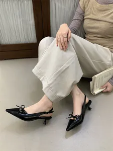 Zapatos slingback negros mujer tacón fino punta estrecha detalle lazo vista detalle