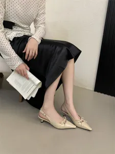 Elegantes zapatos slingback nude para mujer con punta afilada y bonito detalle de lazo.