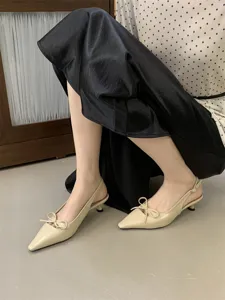 Vista detallada de elegantes zapatos slingback beige con punta afilada y bonito lazo.