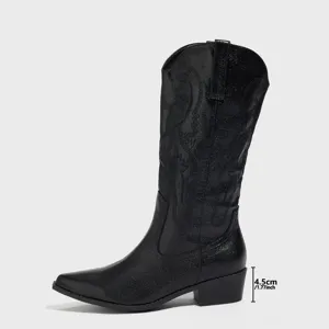 Stivali western neri ricamati da donna con tacco largo 4,5 cm e punta affusolata.