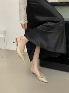 Zapatos slingback nude de tacón bajo con lazo elegante, calzado puntiagudo para vestidos.