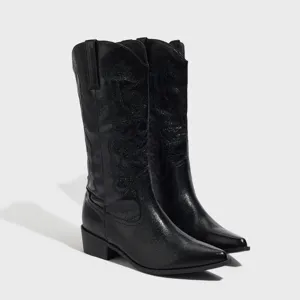 Stivali western metallizzati neri da donna con punta affusolata, tacco largo e ricamo chic.
